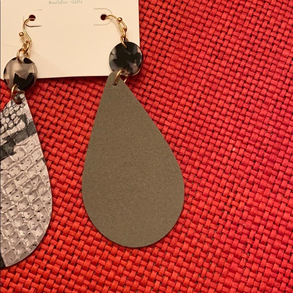 Black and gray snake print leather earrings - Picture 2 of 3